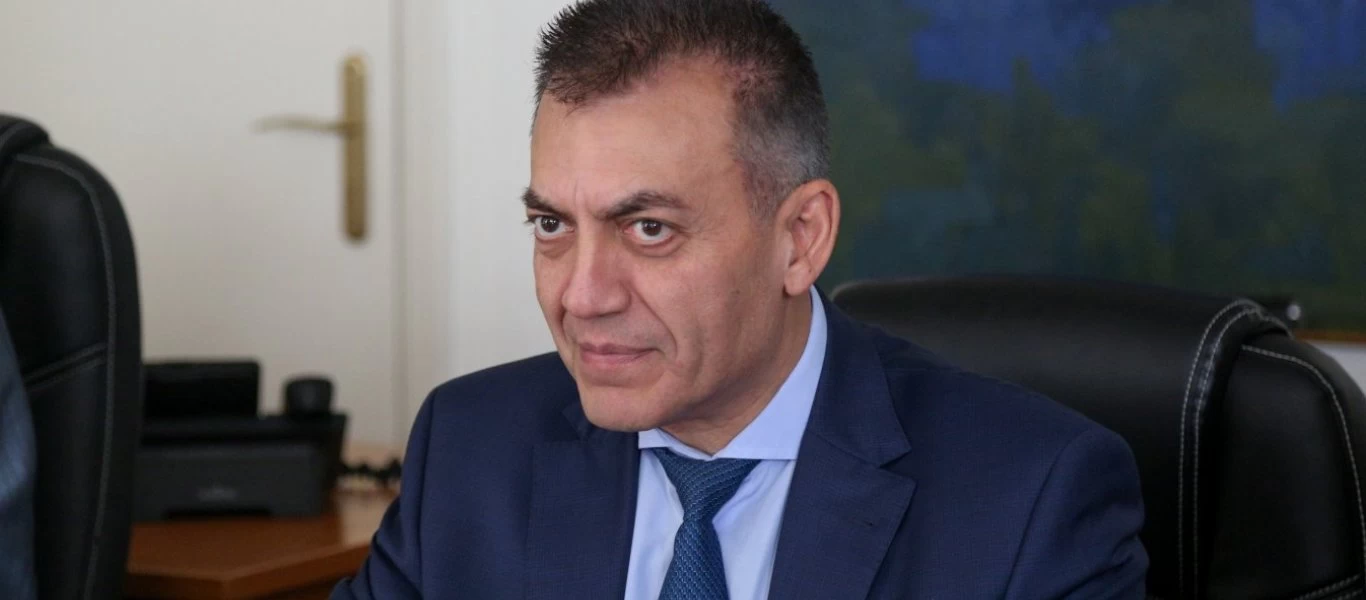 Δεν το «χει» με την τεχνολογία ο Γ.Βρούτσης - Τον βοηθάει ο γιος του μέχρι και στις συνδέσεις του Skype